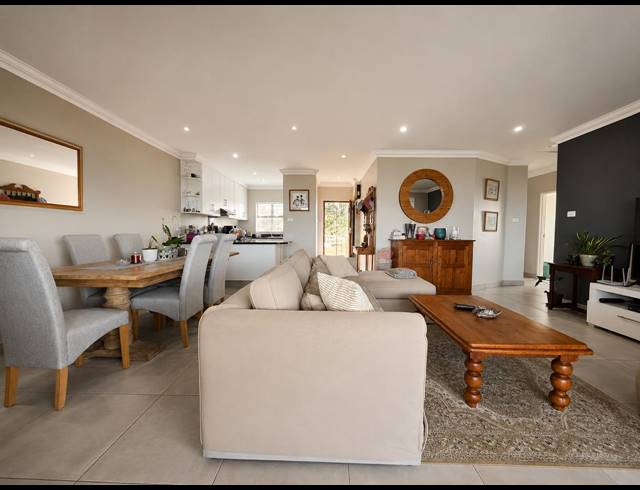 4 BEDROOM APARTMENT TO LET IN BALLITO CENTRAL